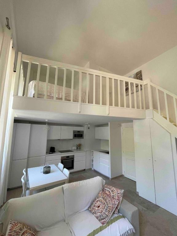 - un salon avec un canapé blanc et un escalier dans l'établissement Le Côté Sud Calme, Piscine, 20 min de St-Tropez, à La Garde-Freinet