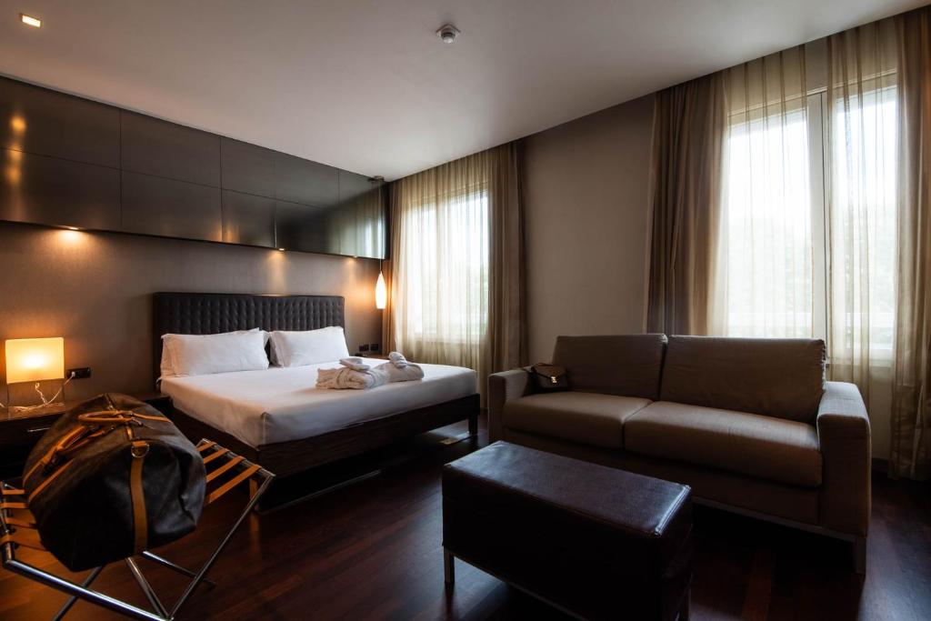Postel nebo postele na pokoji v ubytování Axolute Comfort Hotel Como Cantù