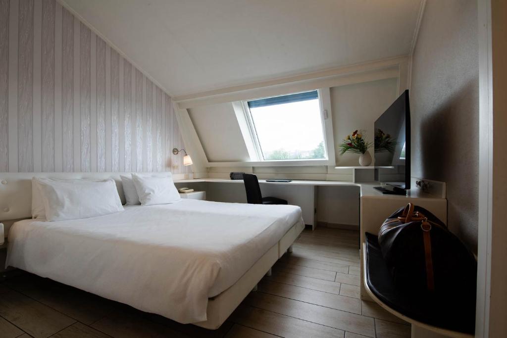 Postel nebo postele na pokoji v ubytování Axolute Comfort Hotel Como Cantù