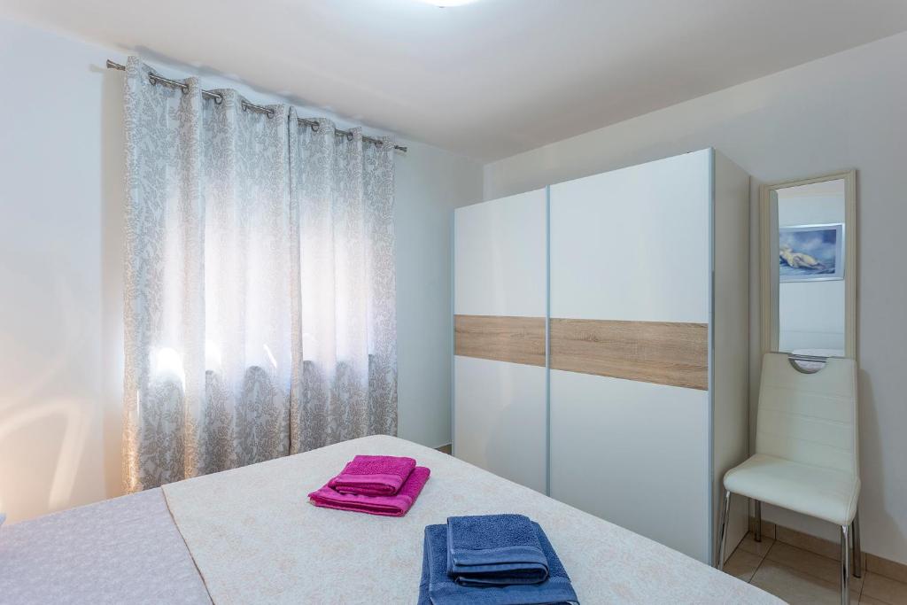 Posteľ alebo postele v izbe v ubytovaní Apartments Tonka near beach and sea