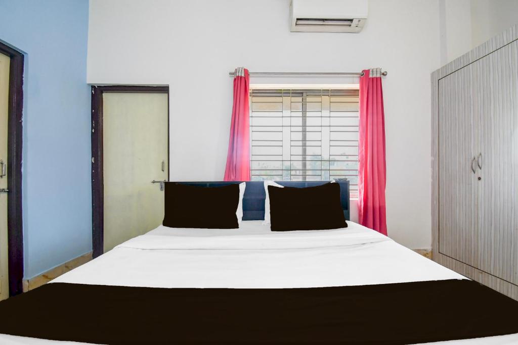 Postel nebo postele na pokoji v ubytování Super Hotel O Dumduma Near DN Regalia Mall