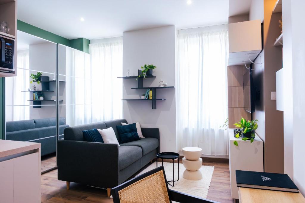 un salon avec un canapé et une table dans l'établissement Charmant studio lumineux au coeur du centre ville, à Dax