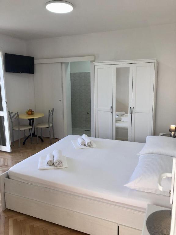 Posteľ alebo postele v izbe v ubytovaní Apartments Sini