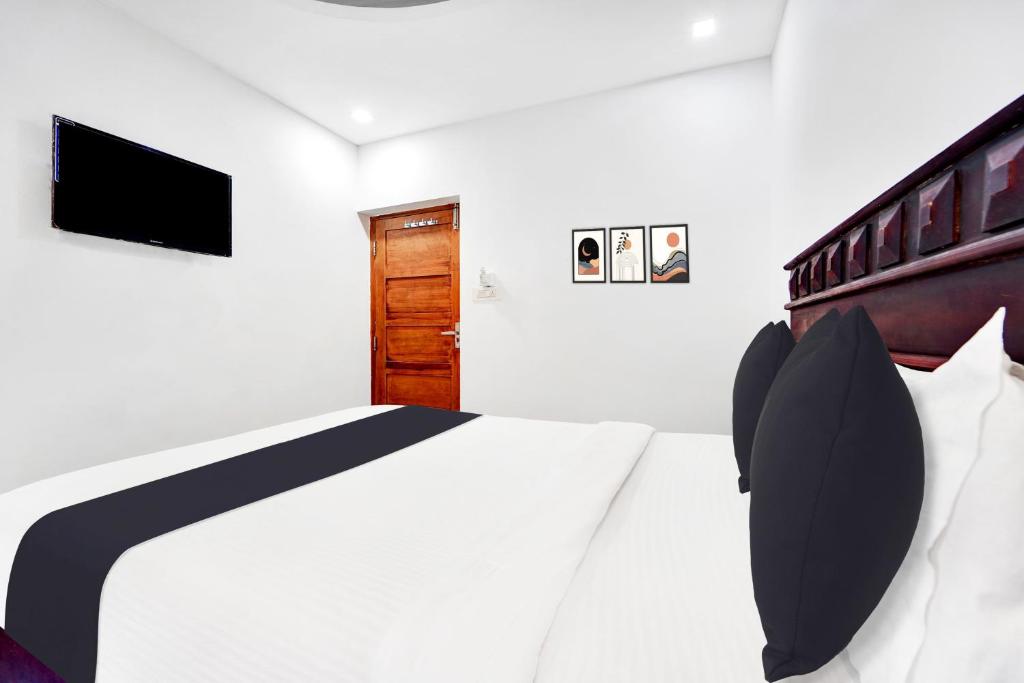 Postel nebo postele na pokoji v ubytování Super Hotel O Ernakulam Near North Railway Station