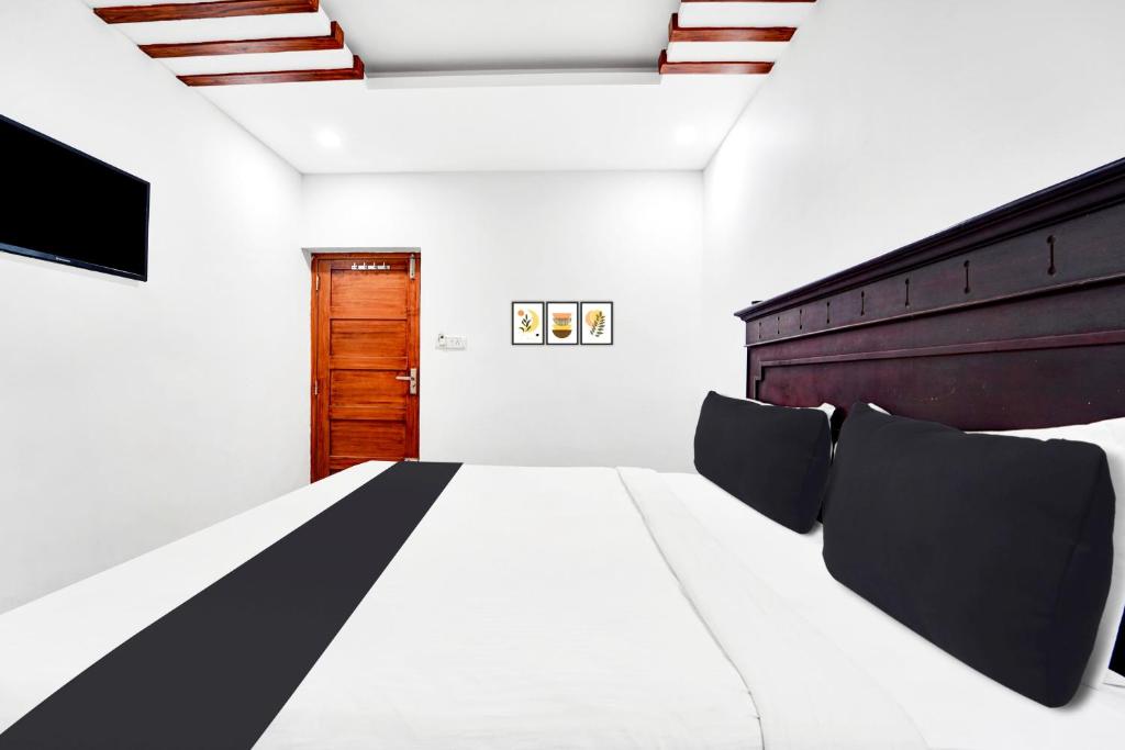 Postel nebo postele na pokoji v ubytování Super Hotel O Ernakulam Near North Railway Station