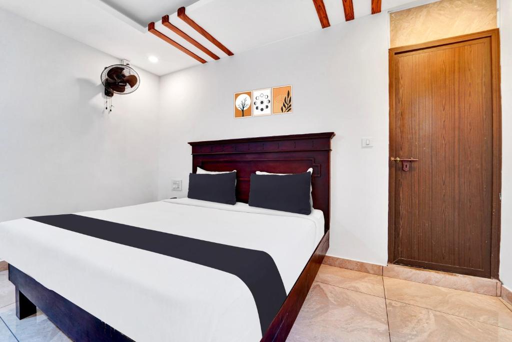Postel nebo postele na pokoji v ubytování Super Hotel O Ernakulam Near North Railway Station