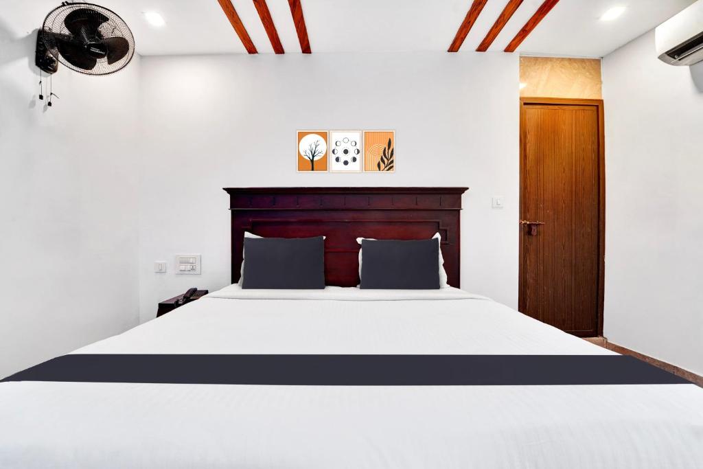 Postel nebo postele na pokoji v ubytování Super Hotel O Ernakulam Near North Railway Station