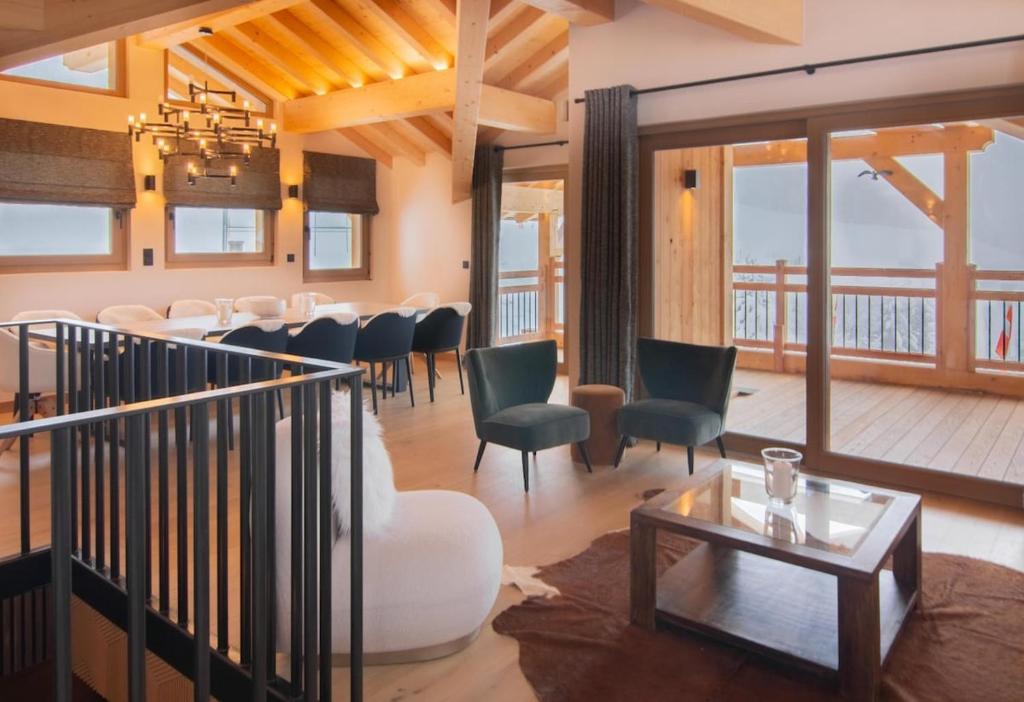 a dining room with a table and chairs at Chalet Le Rokh in Landry