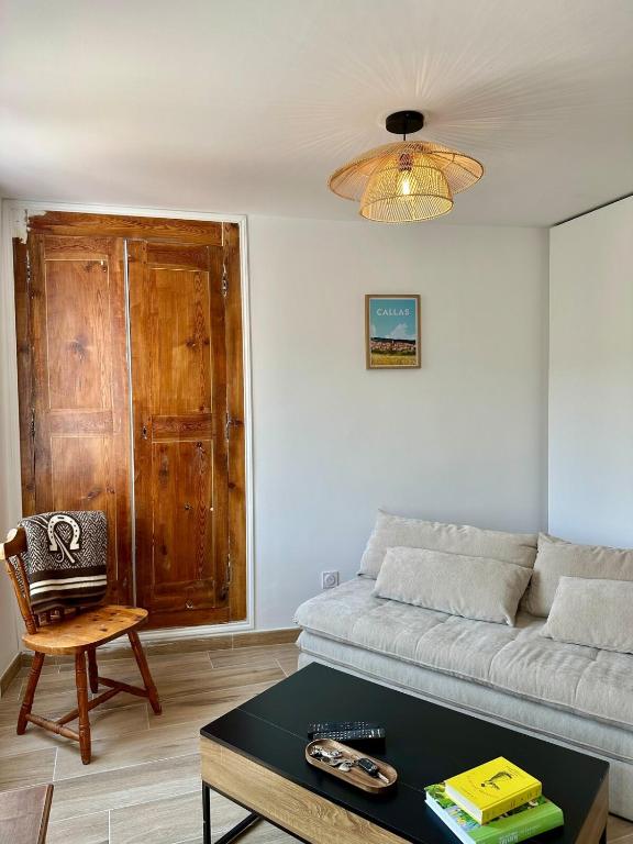 un salon avec un canapé et une table dans l'établissement Nid Provençal - cœur de Village, à Callas