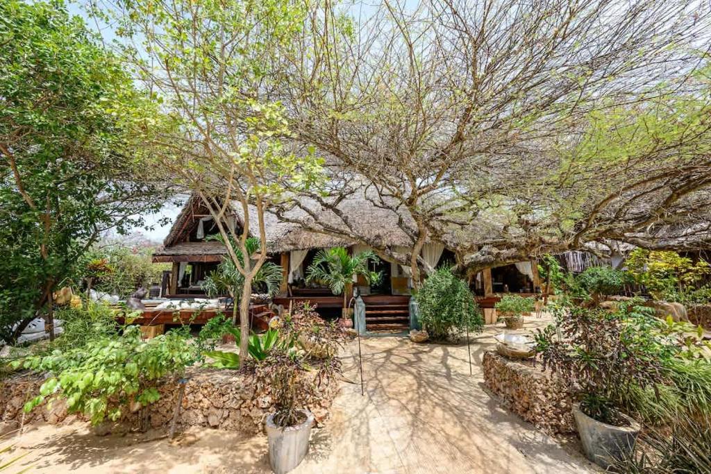Zahrada ubytování Stunning Manda Beachfront 6-Bed Villa