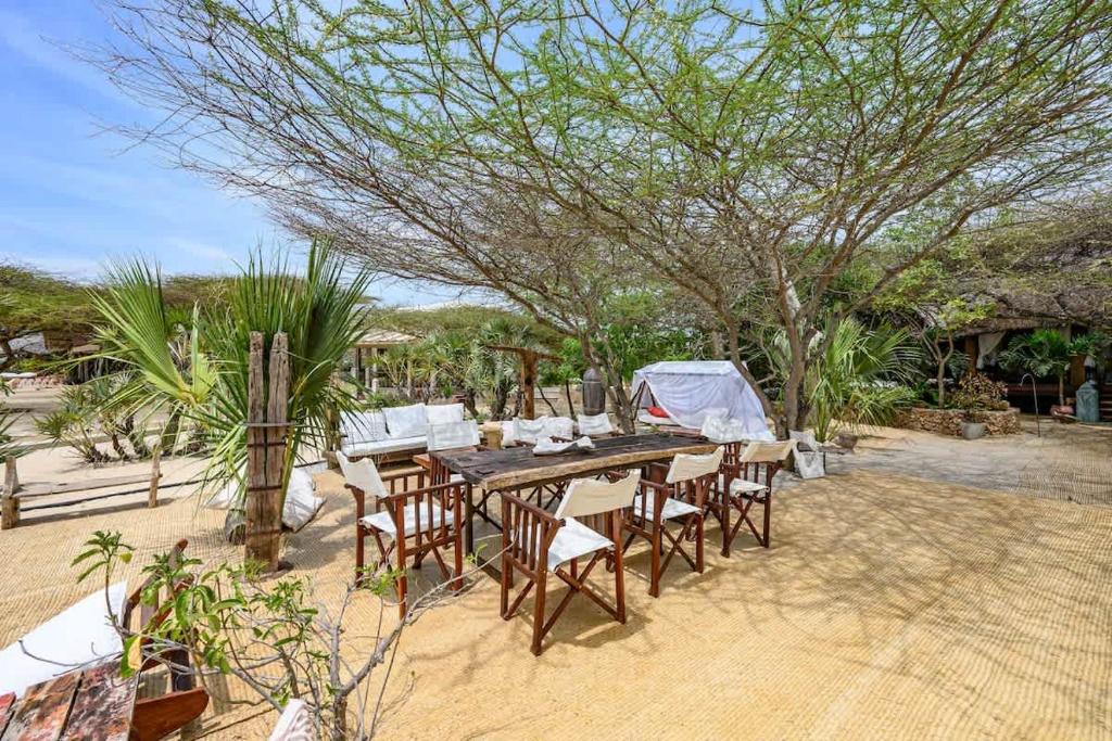 Zahrada ubytování Stunning Manda Beachfront 6-Bed Villa