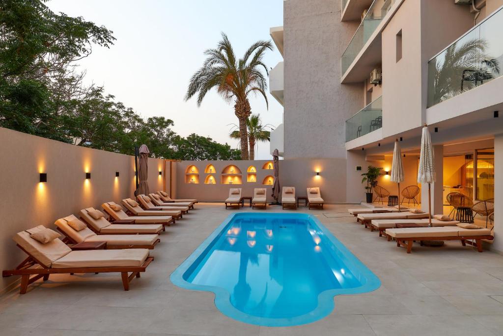 Bazén v ubytování Lotus Rise Hotel - Adults Only nebo v jeho okolí