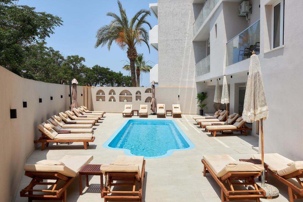 Bazén v ubytování Lotus Rise Hotel - Adults Only nebo v jeho okolí