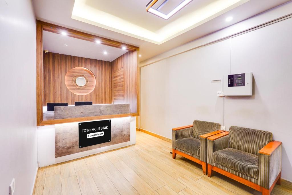 Posezení v ubytování Super Townhouse Oak Kodambakkam Formerly Cine City
