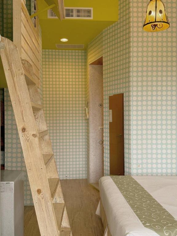 a bedroom with a wooden ladder in a room at E-Ping Castle Hotel in Nanwan