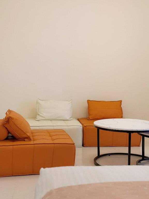 a living room with a couch and a table at E-Ping Castle Hotel in Nanwan