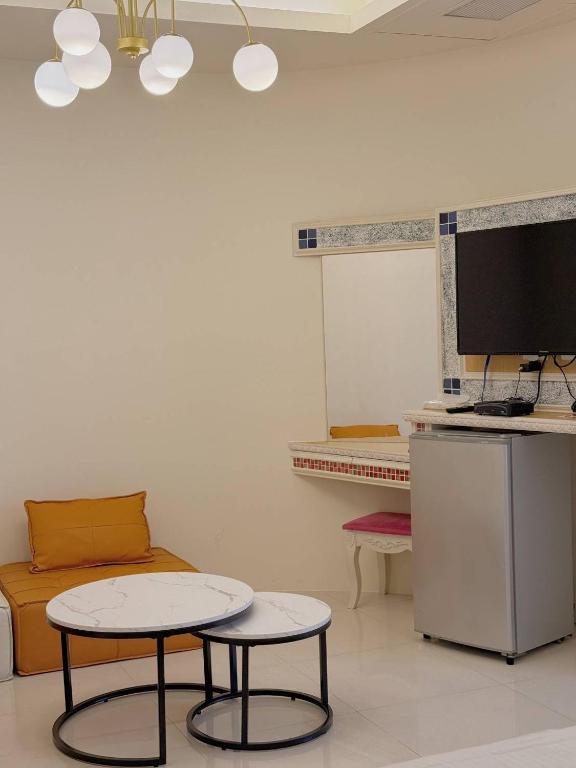 a living room with two tables and a couch at E-Ping Castle Hotel in Nanwan