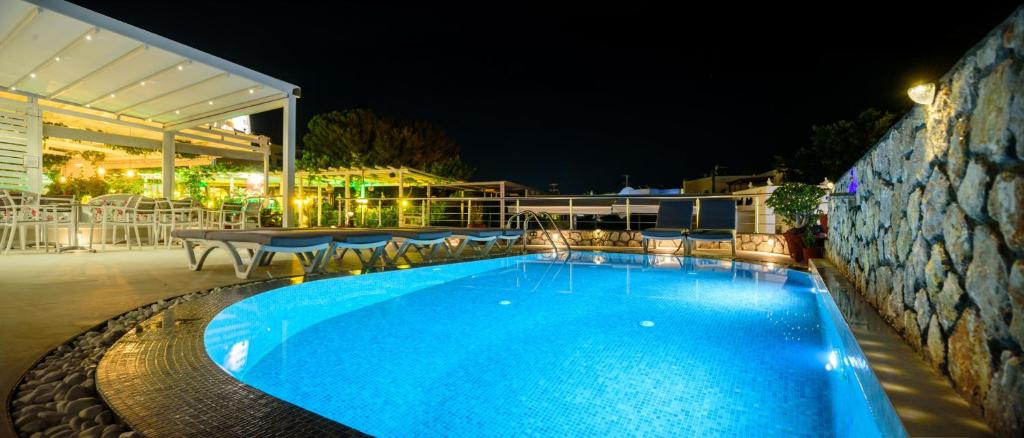 Bazén v ubytování Akis Hotel nebo v jeho okolí