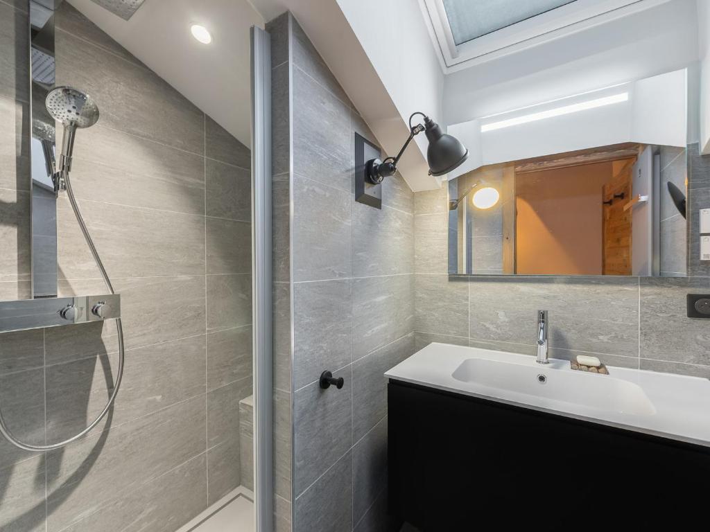 Łazienka w obiekcie Duplex avec espace détente, piscine et 4 chambres à Megève - FR-1-569-66