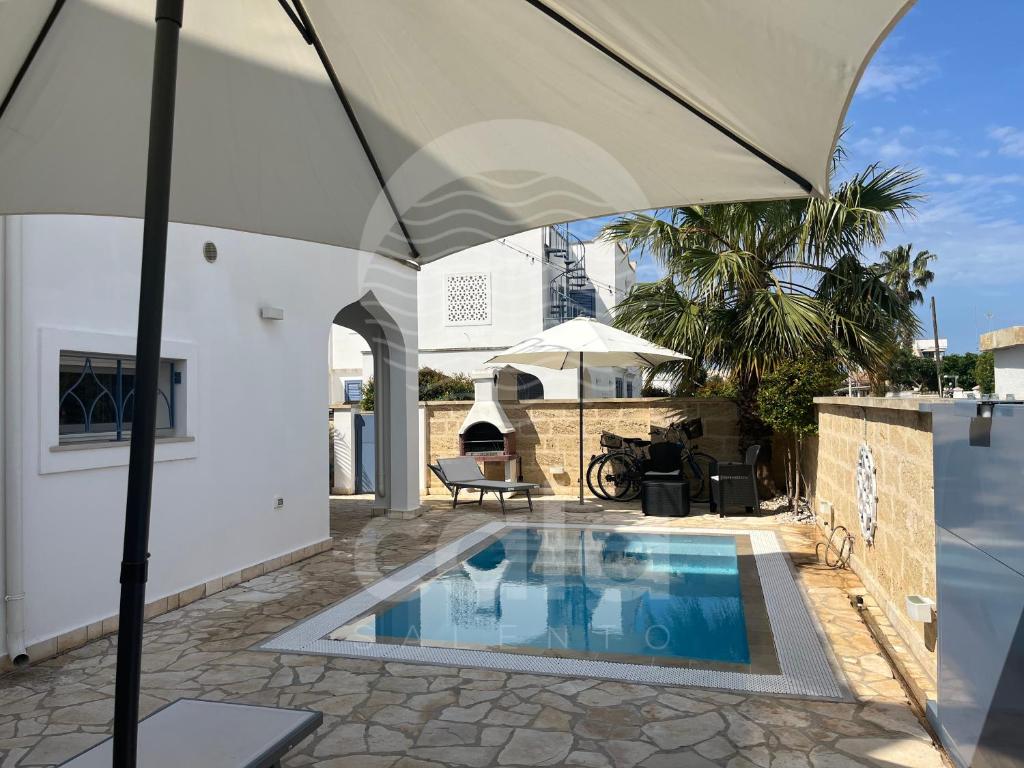 Swimmingpoolen hos eller tæt på Villetta Kalamia - Piscina privata By Cala Salento