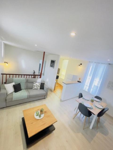 un salon avec un canapé et une table dans l'établissement L'élégant de la Bascule - 4 Voyageurs - WIFI, au Mans