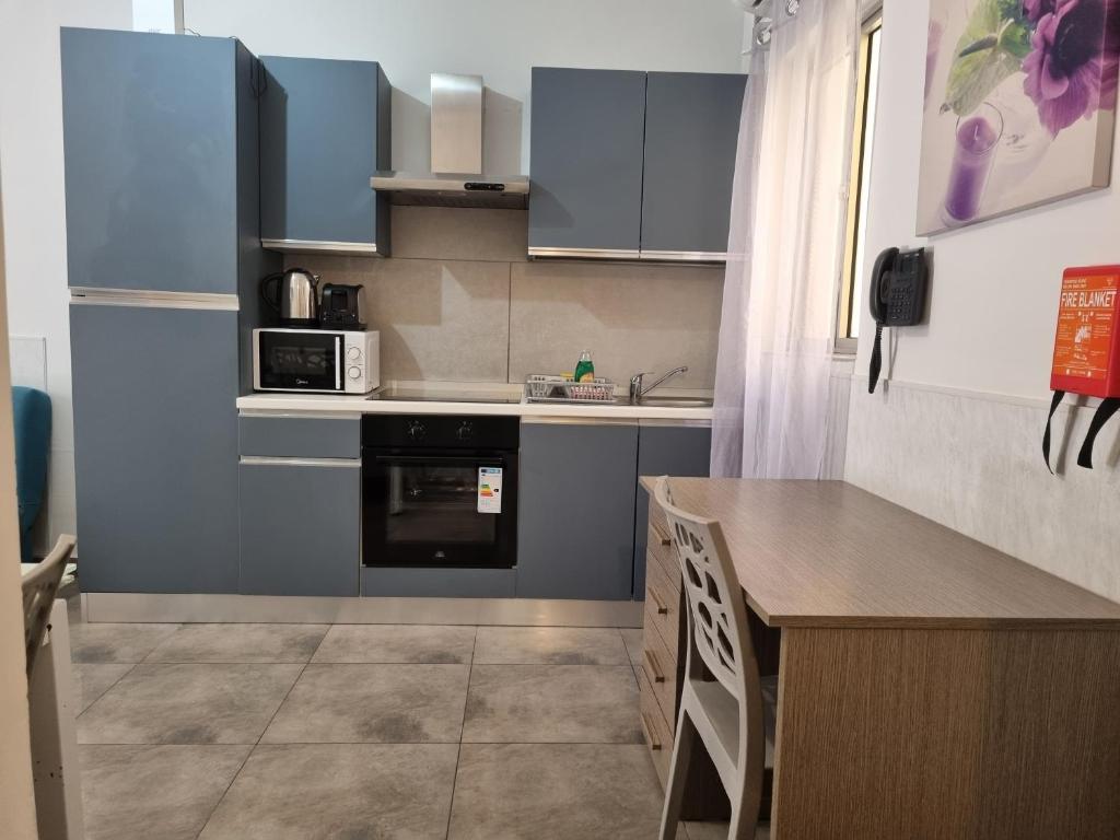 Kuchyň nebo kuchyňský kout v ubytování Central Suites