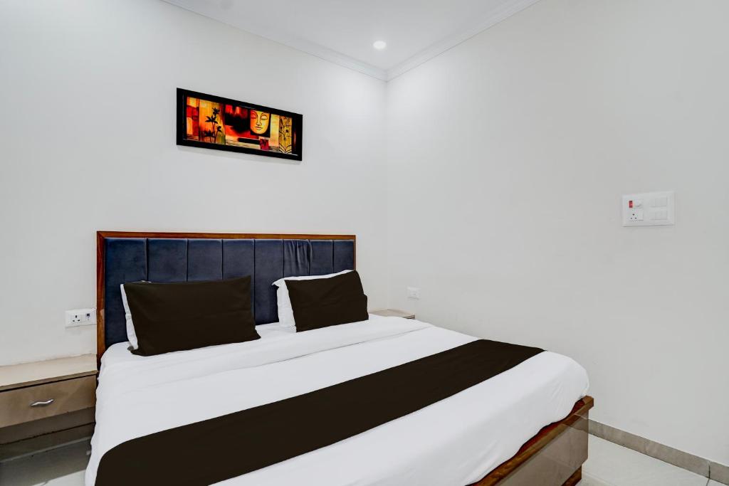 Postel nebo postele na pokoji v ubytování Hotel O Paradise Stays