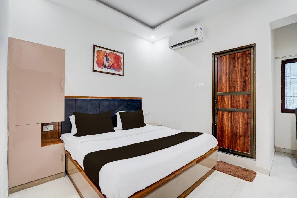 Postel nebo postele na pokoji v ubytování Hotel O Paradise Stays