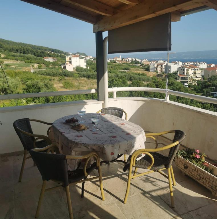 a table and chairs on a balcony with a view at Tonka 1 in Podstrana