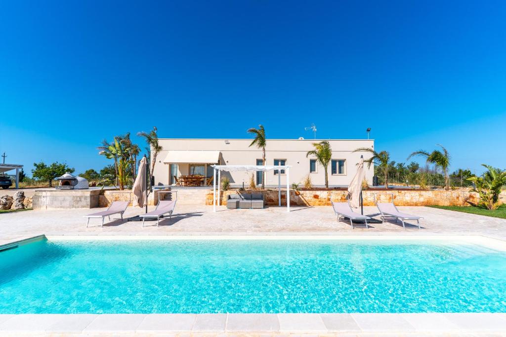 une villa avec piscine et une maison dans l'établissement Villa Red Wind by Perle di Puglia, à Nardò