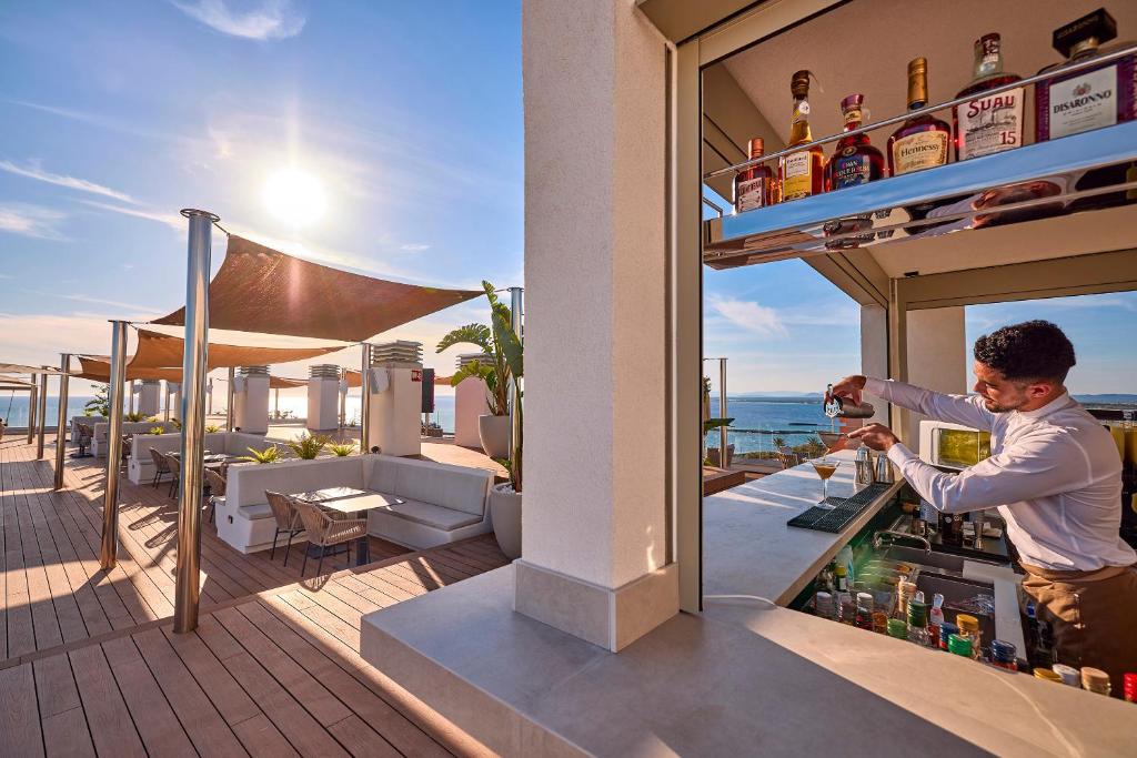 Bebidas em Universal Hotel Romantica