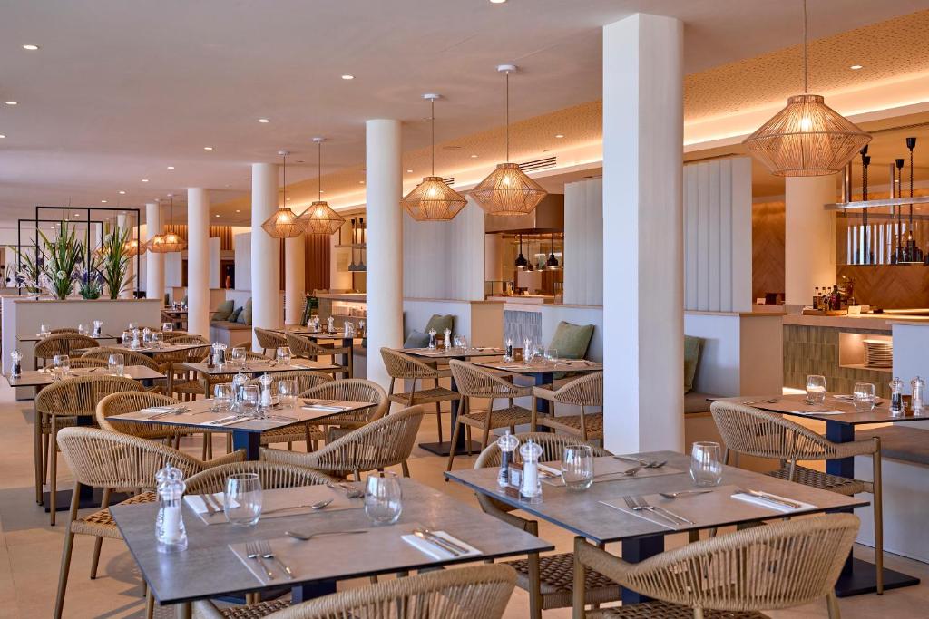 Um restaurante ou outro lugar para comer em Universal Hotel Romantica