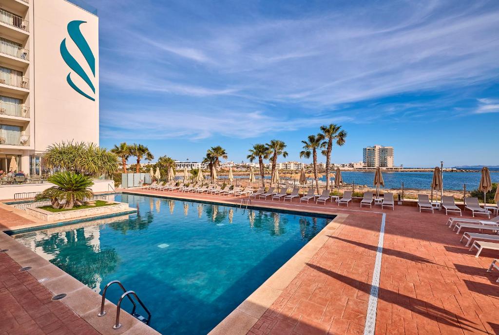 A piscina localizada em Universal Hotel Romantica ou nos arredores