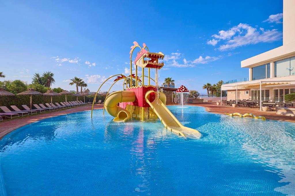 A piscina localizada em Universal Hotel Romantica ou nos arredores