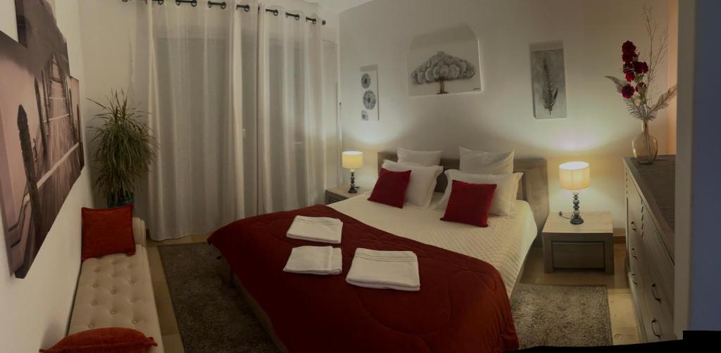 Postel nebo postele na pokoji v ubytování La Villa des Cèdres & SPA "réservée aux couples"