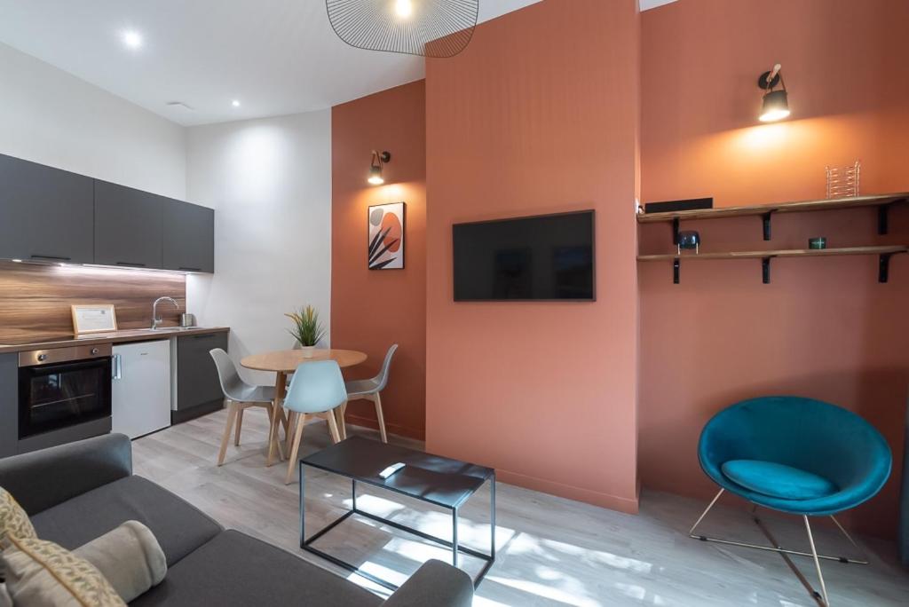 un salon avec un canapé et une table dans l'établissement Let's- 2 and 1 - Sweet Voltaire, à Lyon