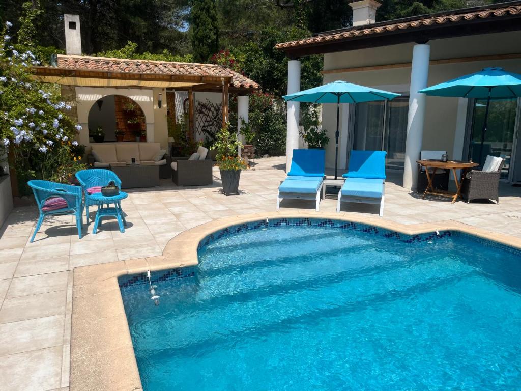 Bazén v ubytování La Villa des Cèdres & SPA "réservée aux couples" nebo v jeho okolí