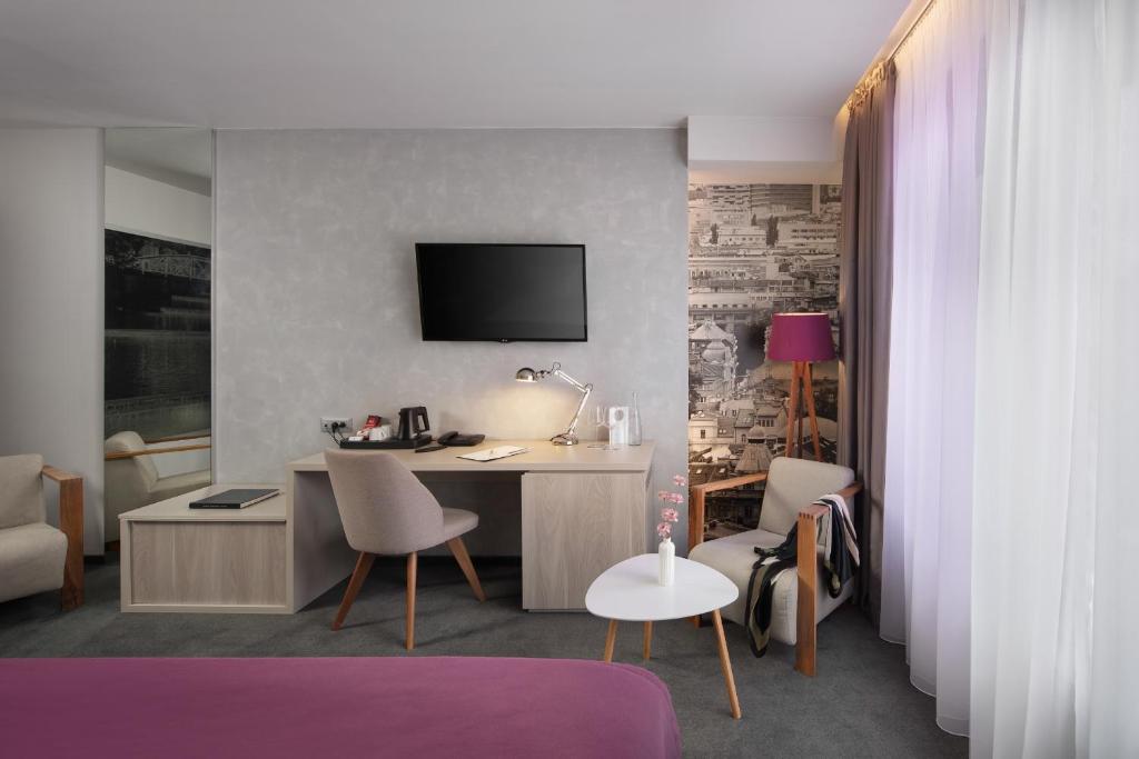 TV a/nebo společenská místnost v ubytování Hotel Colors Inn
