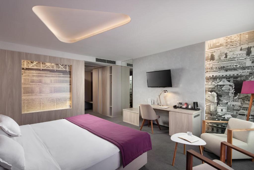 TV a/nebo společenská místnost v ubytování Hotel Colors Inn