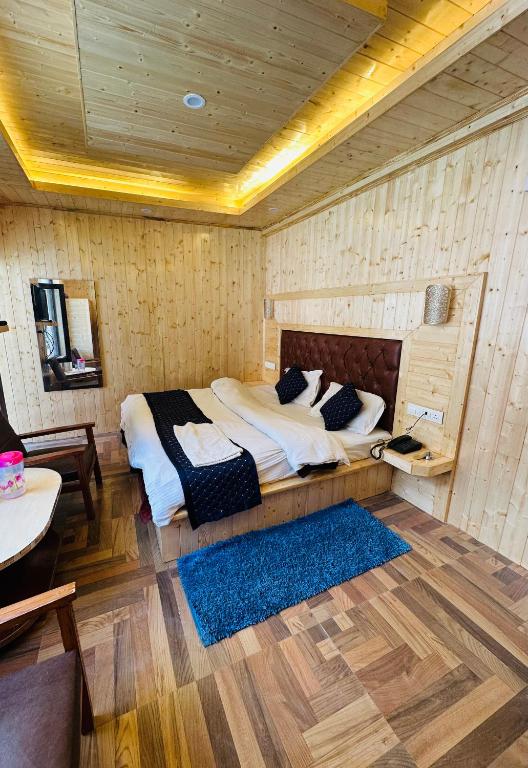 Postel nebo postele na pokoji v ubytování Himalayan Regency #nearmallroad #primelocation