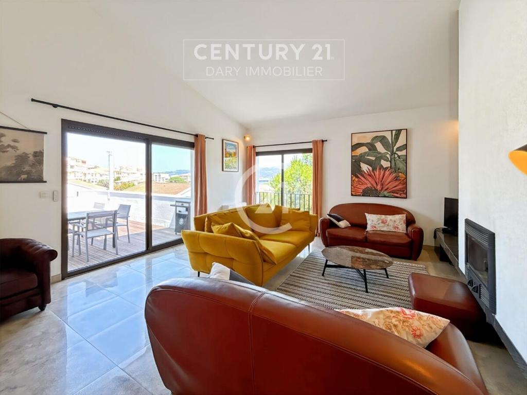 Photo de la galerie de l'établissement Maison familiale avec vue sur la baie de Calvi, à Calvi