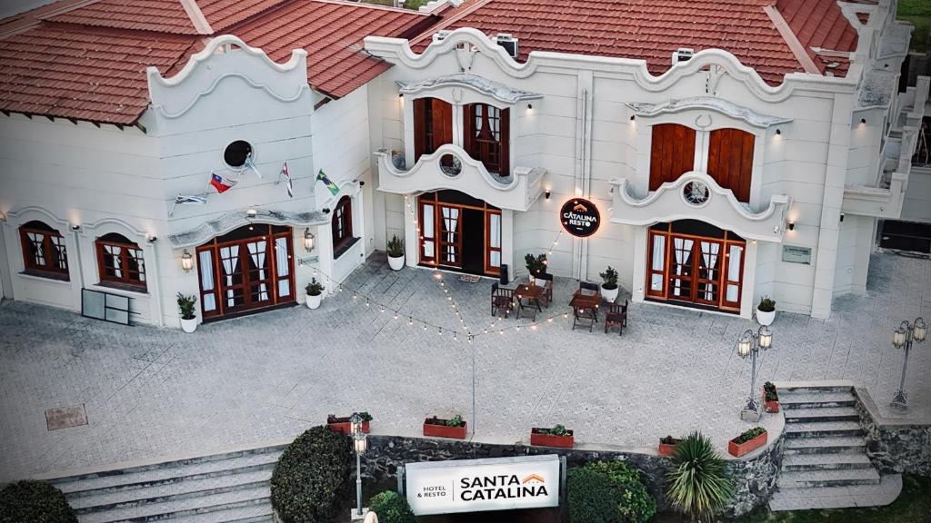 una vista aérea de un gran edificio blanco en Hotel Santa Catalina, en Río Cuarto