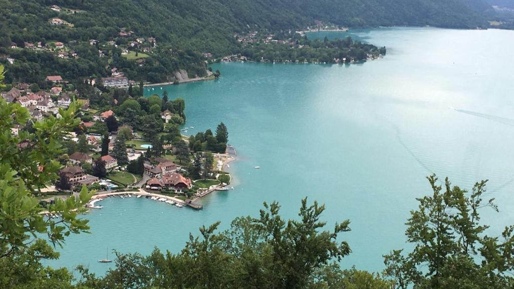 une vue aérienne sur une petite île située dans un lac dans l'établissement Maison détente, à Cuincy