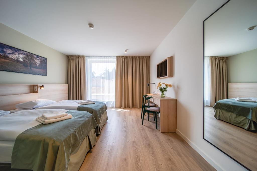 Postel nebo postele na pokoji v ubytování Osada Zborów Camp & Bed