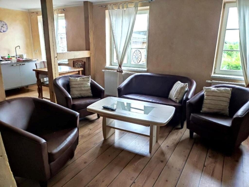 a living room with couches and a coffee table at Ferienwohnung Kogge im Zentrum von Röbel in Röbel