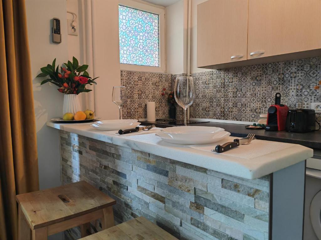 encimera de cocina con 2 lavabos y ventana en Sunset Bucharest, en Bucarest