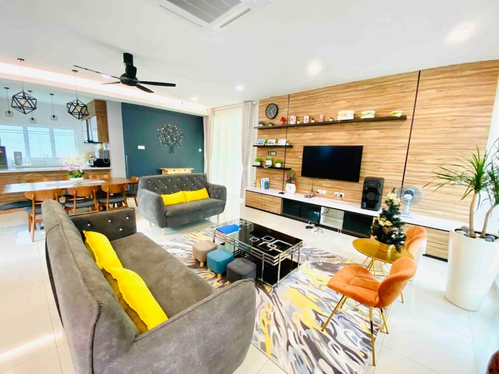 Langkawi IslandsJ Villa Langkawi with pool for 16 pax的客厅配有大沙发和桌子