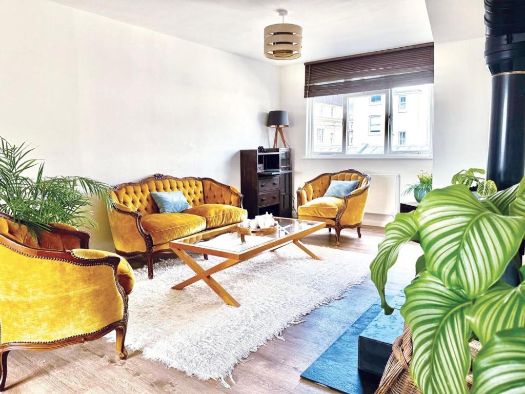 a living room with couches and a coffee table at Sunny Seaside Sanctuary - Two Bedroom Apartment in Brighton & Hove