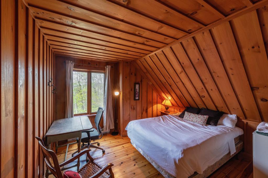 Postel nebo postele na pokoji v ubytování Tremblant Mountain Chalets
