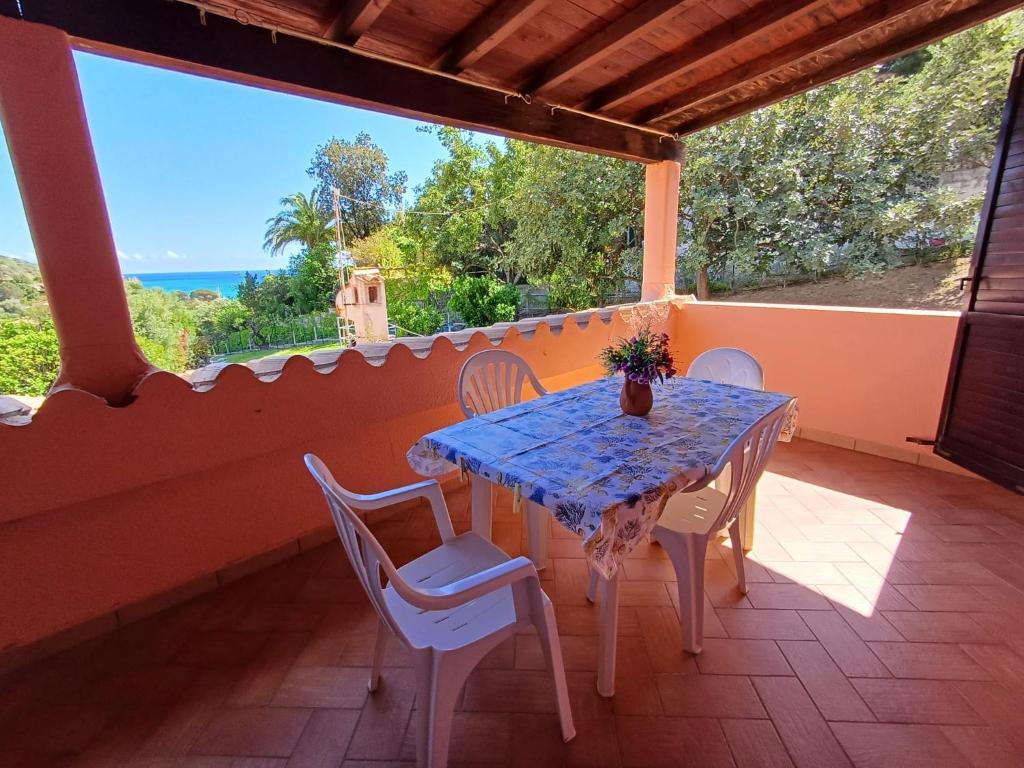a table and chairs on a balcony with a view of the ocean at Casa LeMa in Geremèas